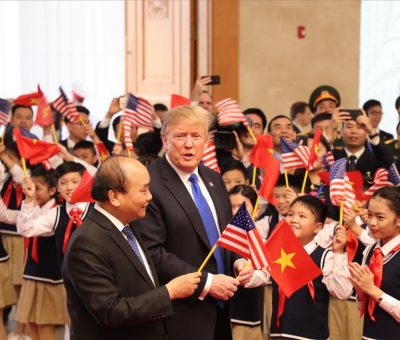 Tổng thống Donald Trump vẫy cờ cùng học sinh.